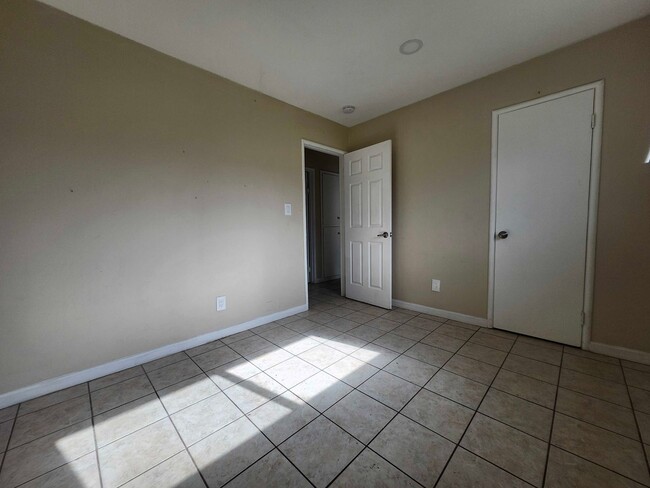 Building Photo - Charming 3-Bedroom Home in SW Visalia!