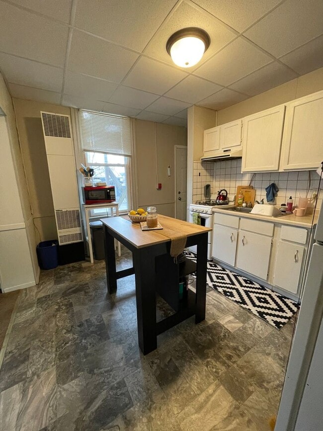Building Photo - 2 Bedroom Apartment Near UW-La Crosse and ...