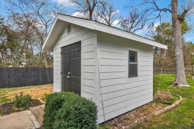 Building Photo - 108 Sparrow Way