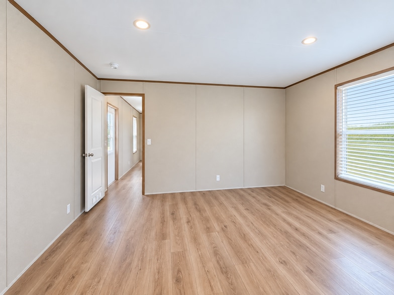 Building Photo - 129 Paramount Dr