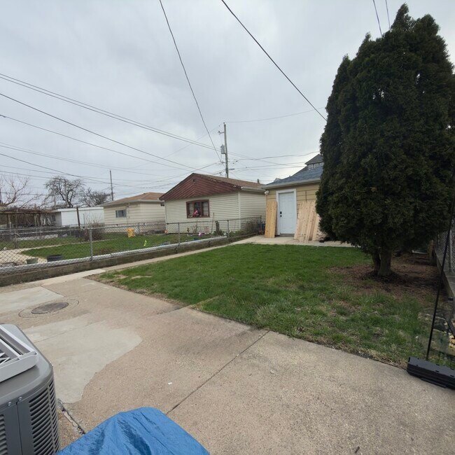 Building Photo - 4232 S California Ave