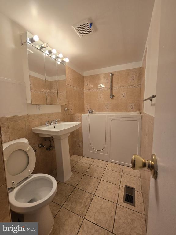 Building Photo - 1409 Rossiter Ct