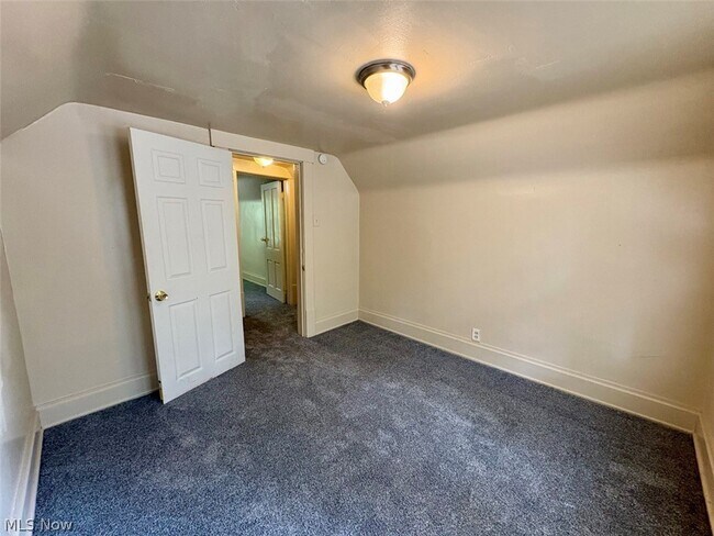 Building Photo - 391 E Voris St