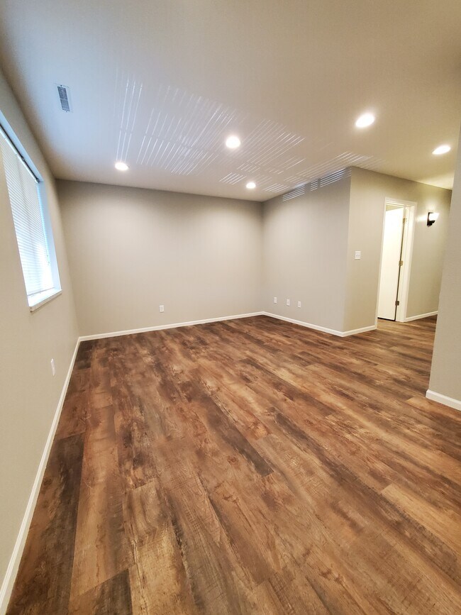 Building Photo - 2322 College St