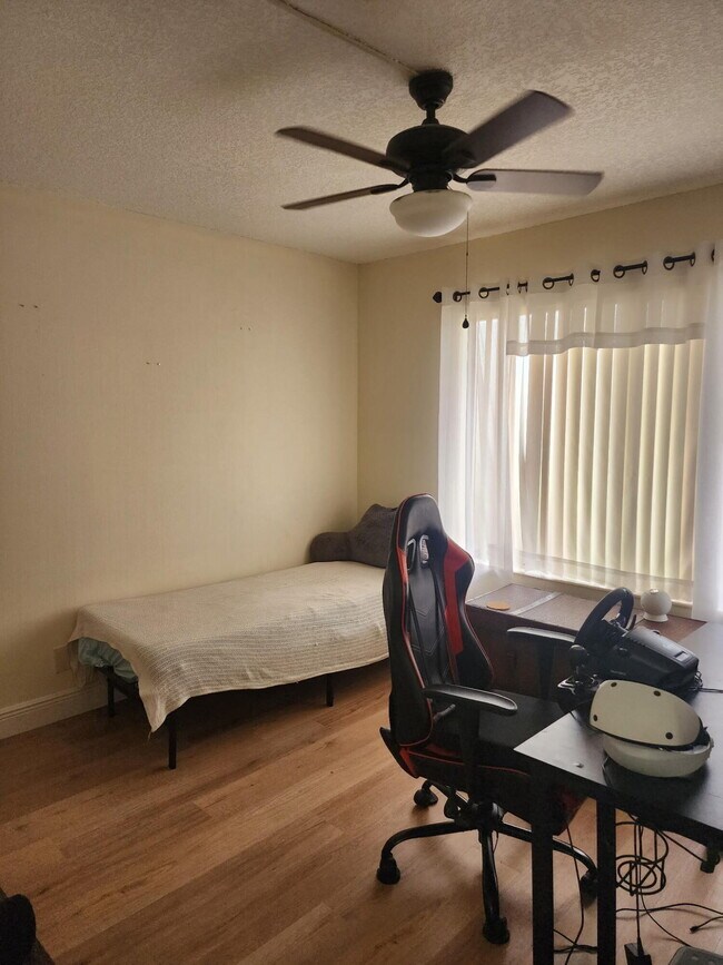 Building Photo - 4820 Lucerne Lakes Blvd W