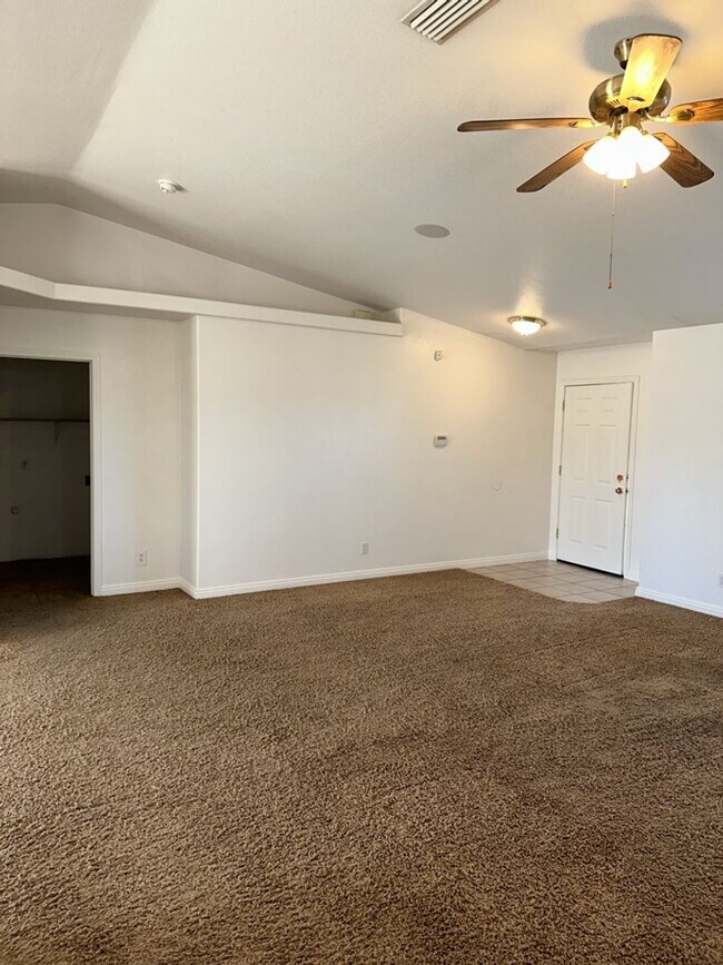 Building Photo - Unfurnished Pool Home