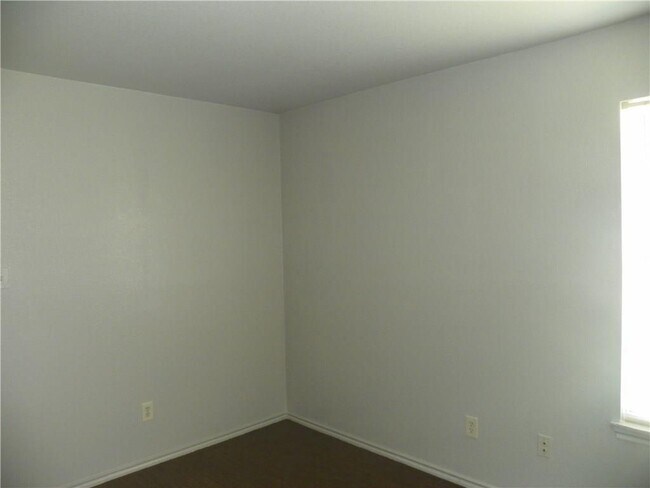 Building Photo - 2221 Creekside Ln