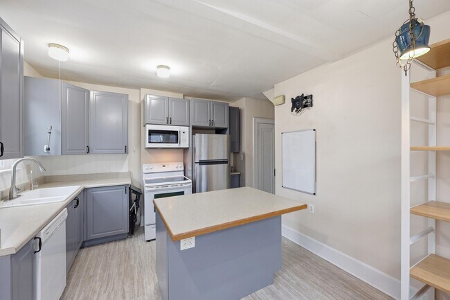 Building Photo - 2710 Dayton Ave