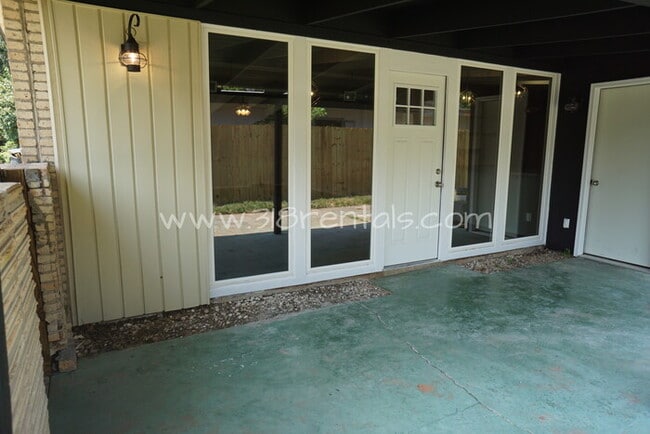 Building Photo - 948 Captain Shreve Dr