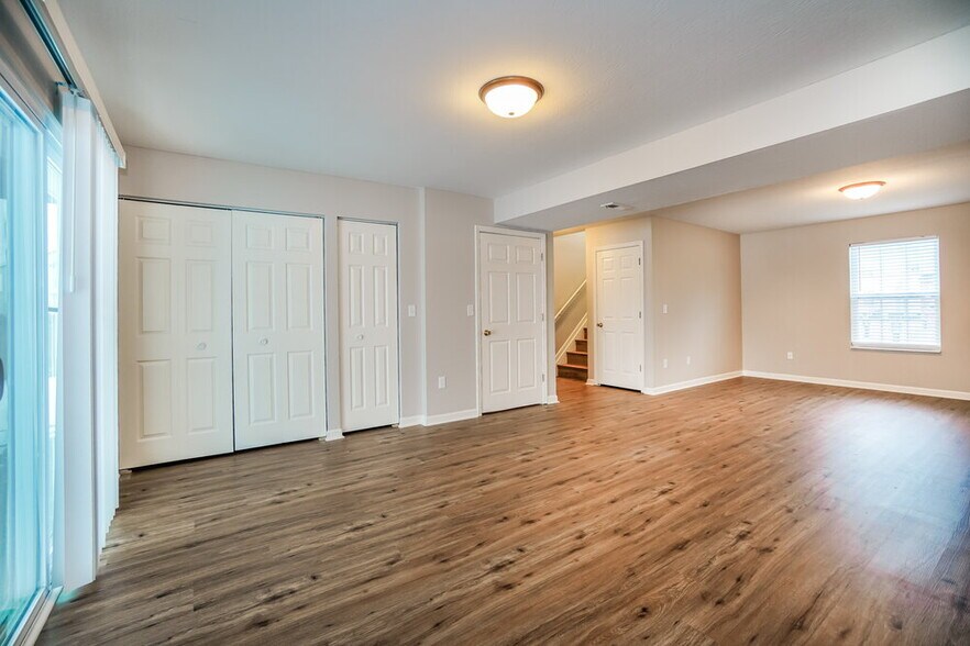 Building Photo - 616 Barn St