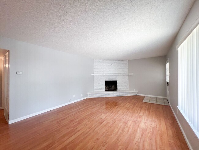 Building Photo - Inviting Duplex Just 5 Minutes from Sac State