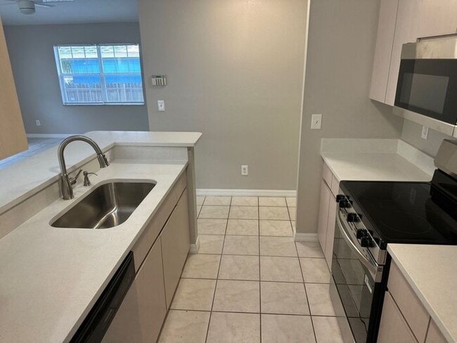 Building Photo - **Bright 3BR/2BA Home with Covered Porch i...