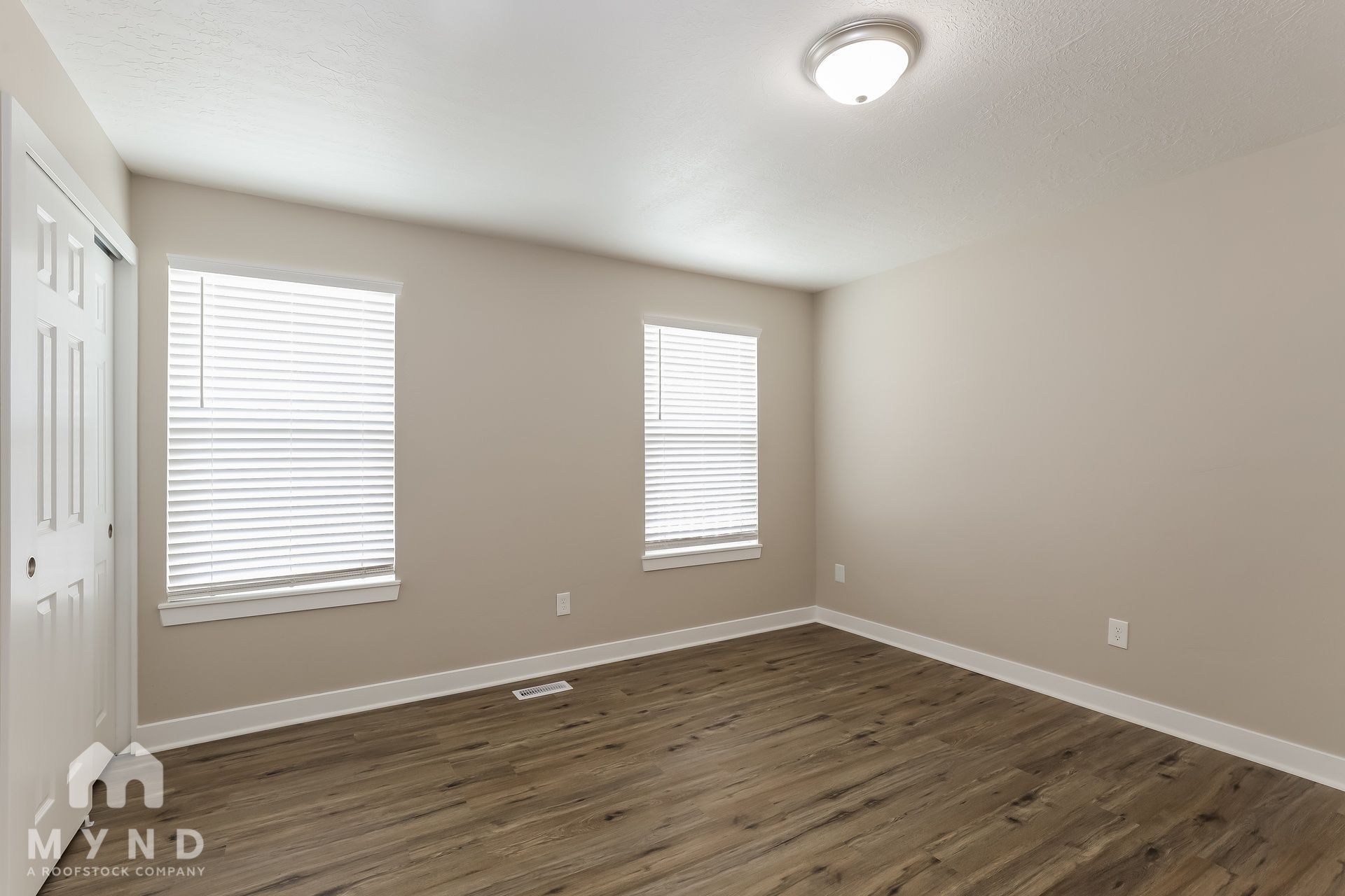 Building Photo - 4943 S Farah Dr