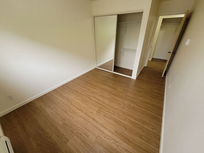 Building Photo - Spacious 2 bedroom with hardwood floors. W...