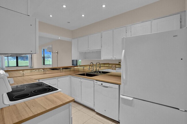 Building Photo - 16300 Golf Club Rd