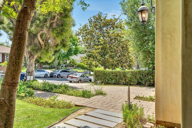 Building Photo - GORGEOUS 7 BED 6.5 BATH FOR LEASE IN BEVER...