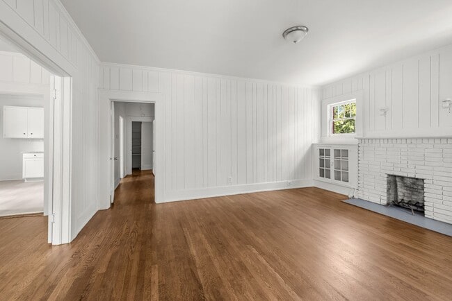 Building Photo - Beautiful Historic 4 Bedroom 2 Bathroom Home