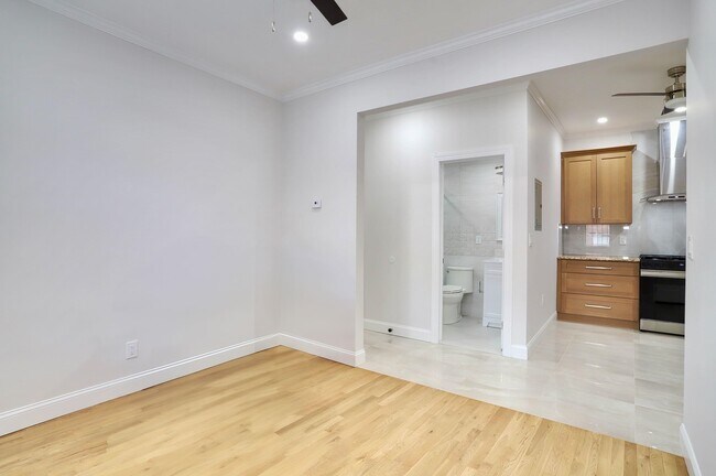 Building Photo - 915 Central Ave