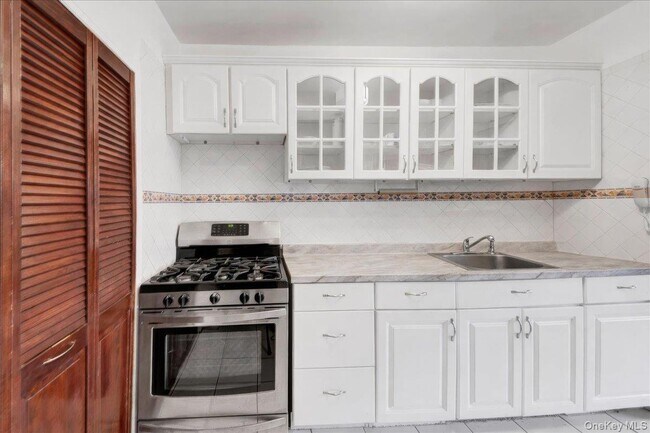 Building Photo - 6 Fordham Hill Oval