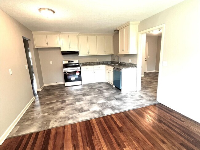 Building Photo - 104 Peach St