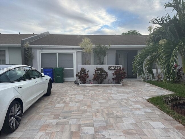 Building Photo - 5482 Lakewood Cir S