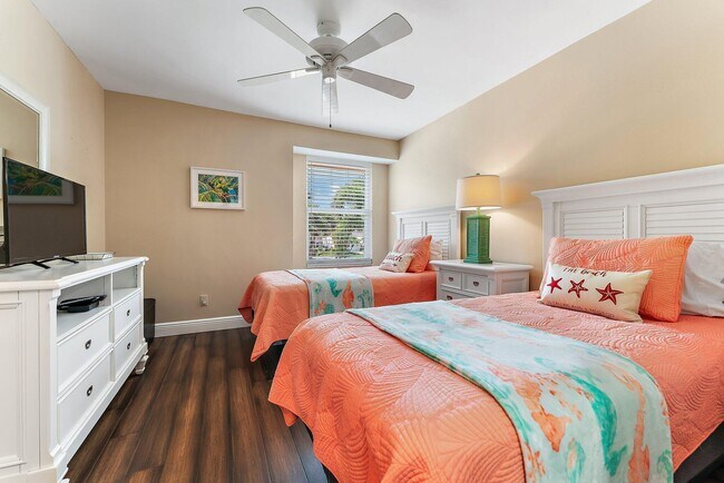 Building Photo - 2905 Fairway Dr N