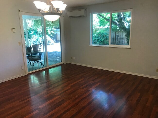 Building Photo - Charming 3 Bedroom, 2 Bathroom Home in Fer...