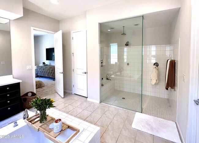 Building Photo - 2827 E Los Gatos Dr
