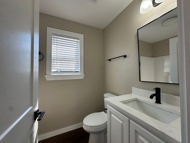 Building Photo - 501 Ave 3 NW