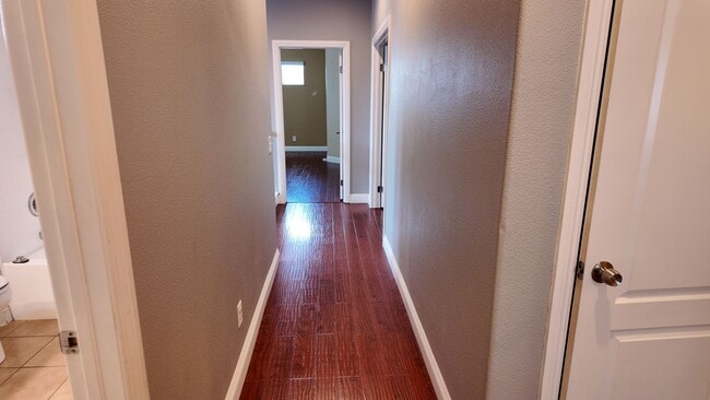 Building Photo - Beautiful 4-Bedrooms Home - Across from La...