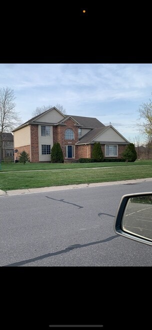 Building Photo - 35957 St Clair Dr