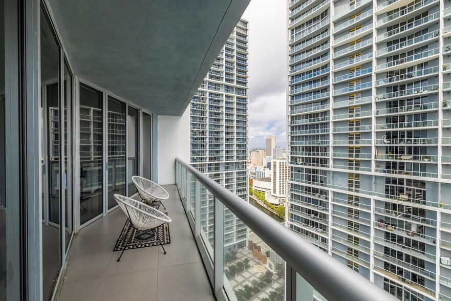 Building Photo - 495 Brickell Ave