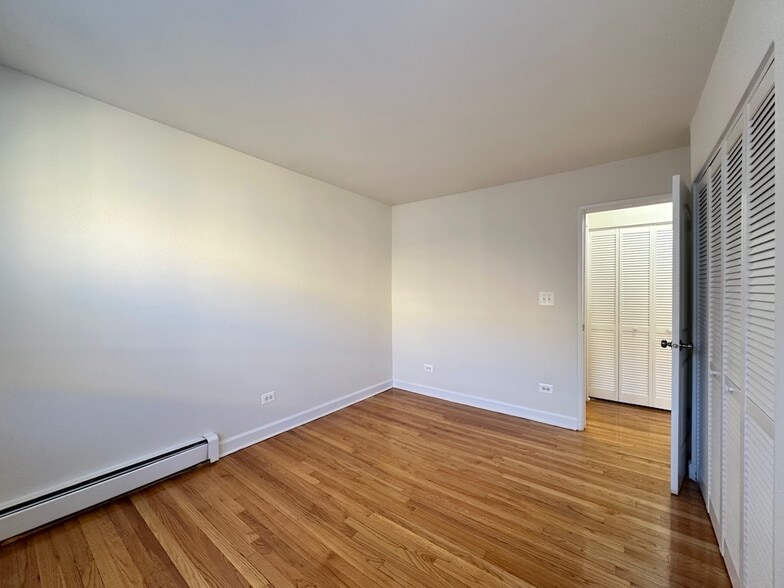 Building Photo - 6830 N Sheridan Rd