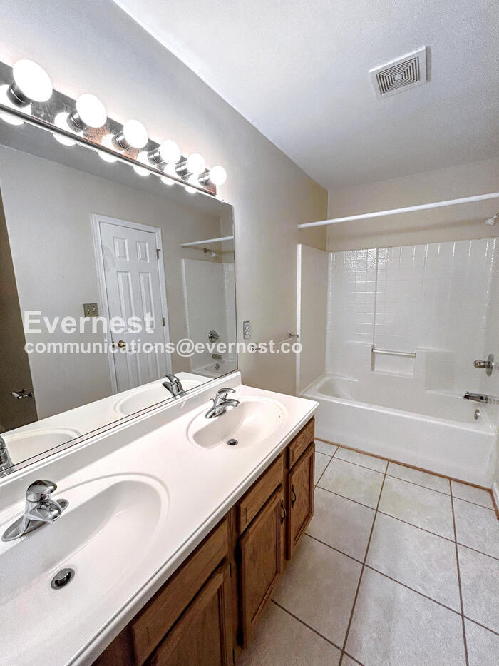 Building Photo - 306 Hamlet Ct