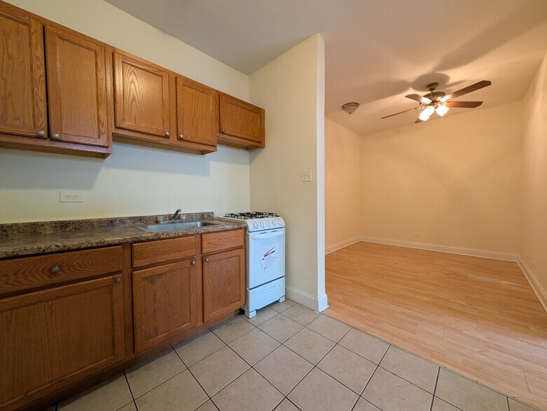 Building Photo - 4848 N Damen Ave