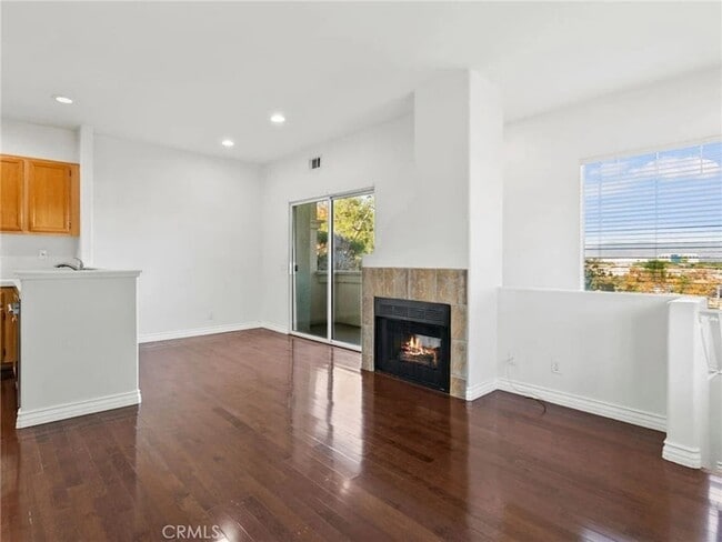 Building Photo - 17 Aurora