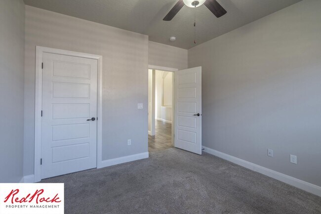 Building Photo - Pet-Friendly 3 Bedroom Home In A Great Neighborhood