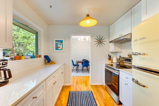 Building Photo - 725 35th St