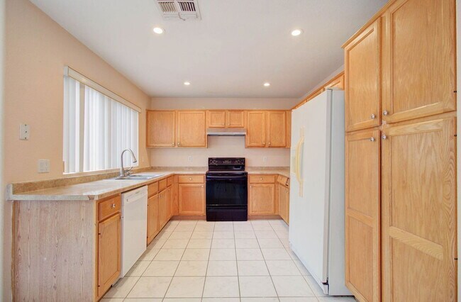 Building Photo - 1350 W Pelican Ct