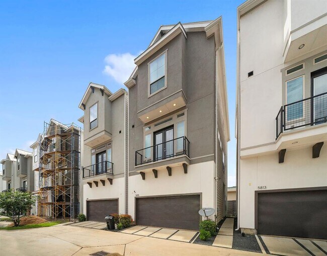 Building Photo - 5815 E Post Oak Ln