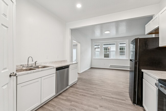 Building Photo - 913 1/2