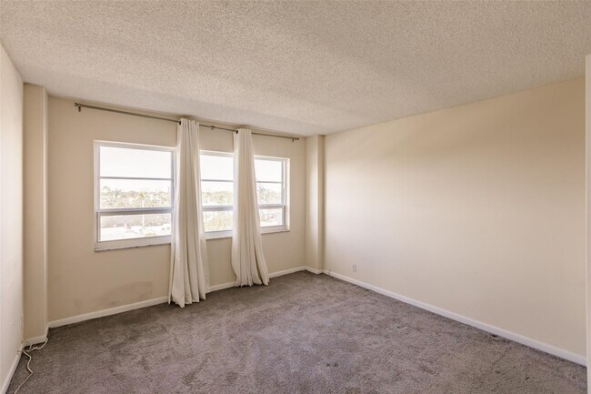 Building Photo - 340 Sunset Dr