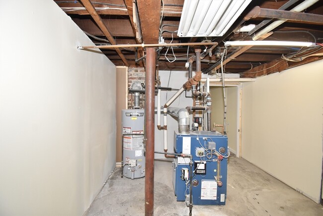 Building Photo - 582 Springfield St