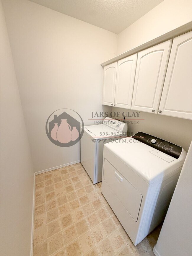 Building Photo - South Salem Single-Level Near Creekside Golf Club!