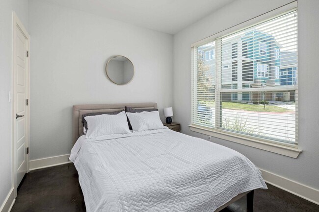 Building Photo - Modern condo, great location, fully Furnis...