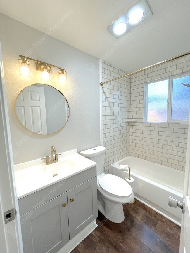 Building Photo - Recently-renovated 2 BR duplex in Redmond ...