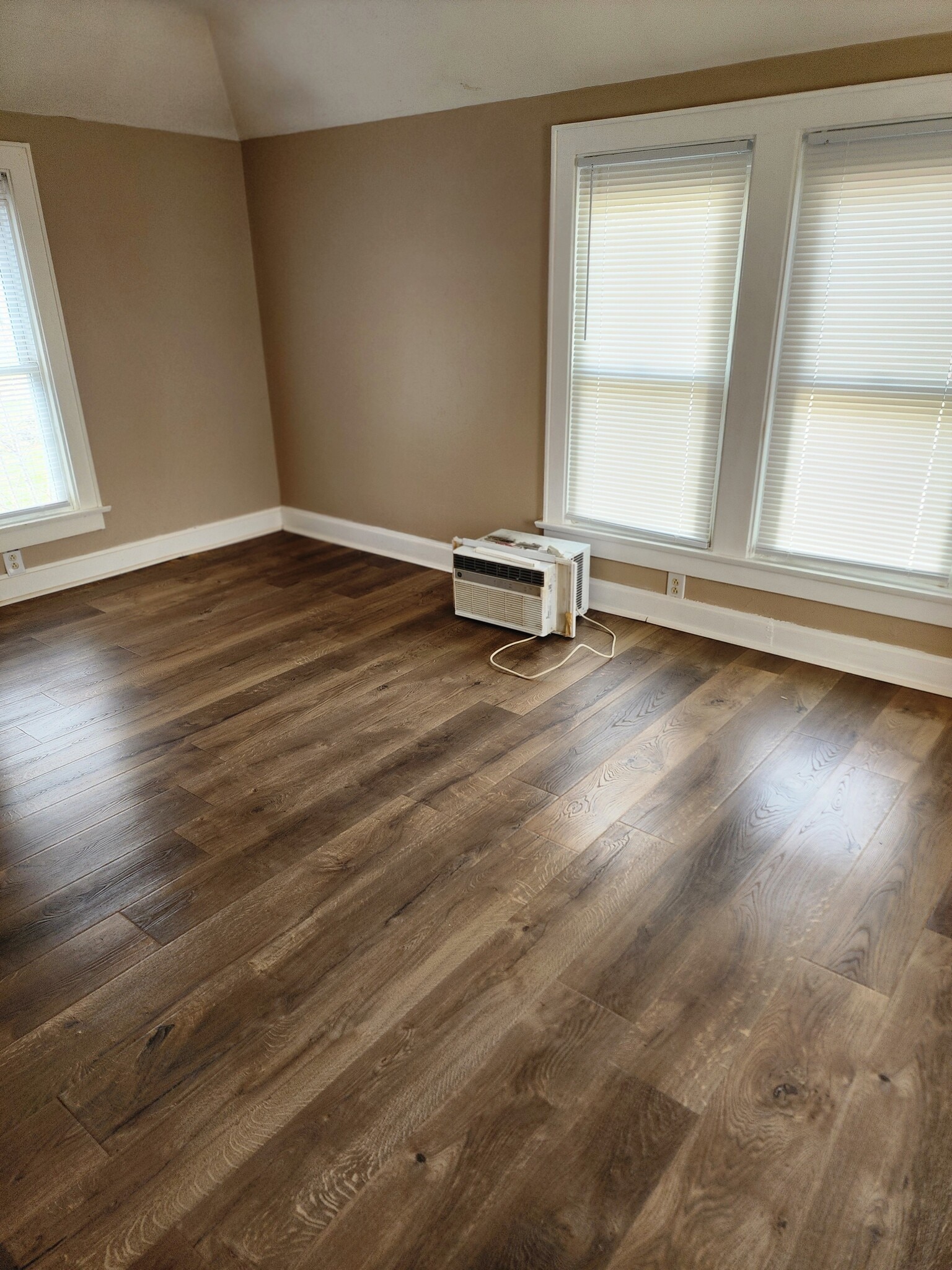 Building Photo - 281 S Powell Ave