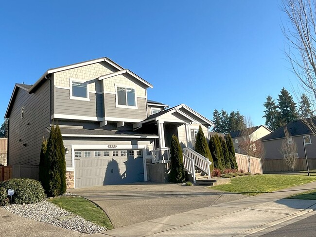 Building Photo - Gorgeous 5-Bedroom Home in University Place!