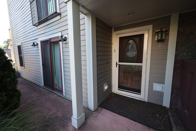 Building Photo - 10 Symmes St