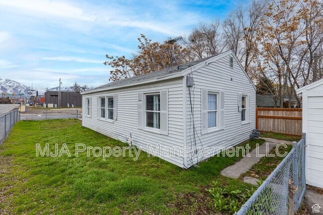 Building Photo - 3304 S 460 E